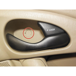 Замена кронштейна дверной ручки Ford Focus